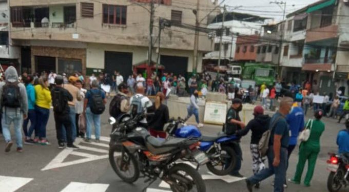 En Las Minas de Baruta no se calan un día más en sequía y oscuridad: exigen respuestas al chavismo