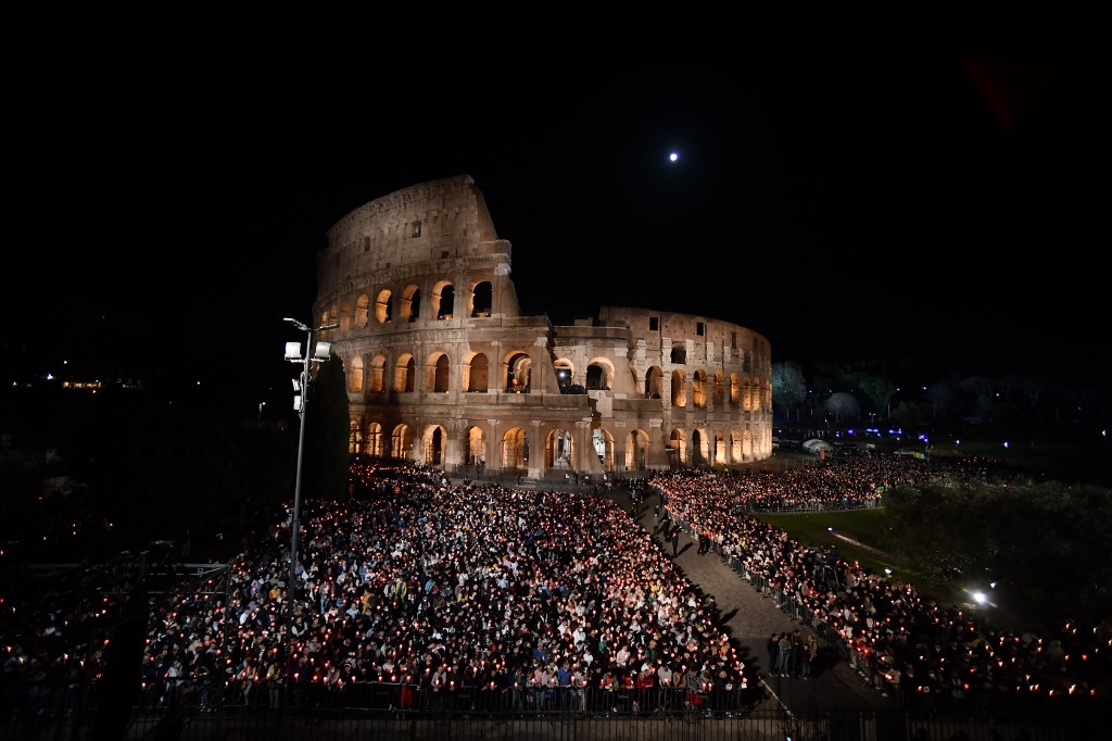 El papa Francisco ora por la paz en Viacrucis del Viernes Santo en el Coliseo romano