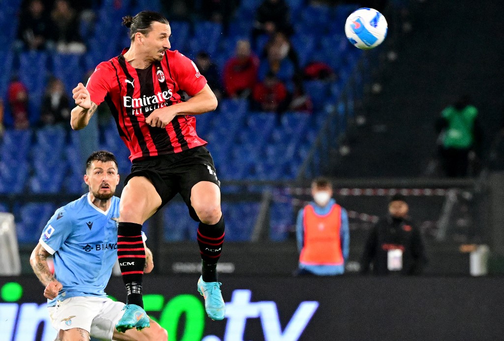 Milan remontó ante Lazio para meterle presión al Inter