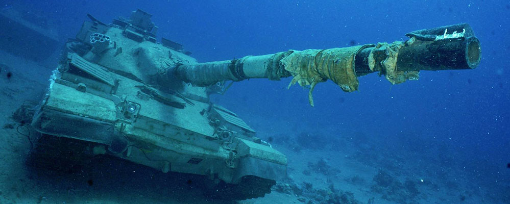 Aqaba, el extraño sitio en el que puedes ver tanques, cañones y helicópteros bajo el agua (IMÁGENES)