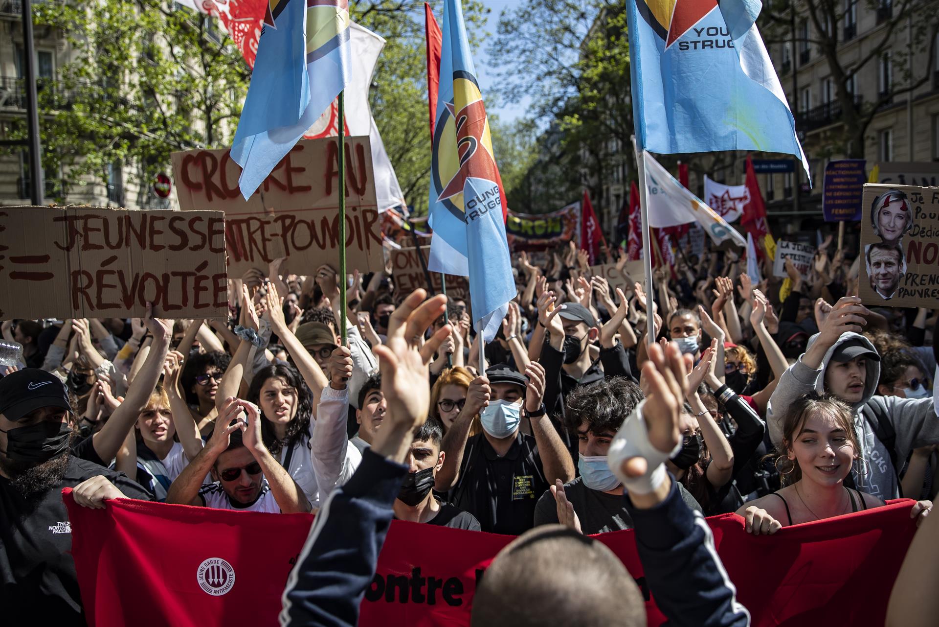 Miles de personas salen a las calles de Francia contra la extrema derecha