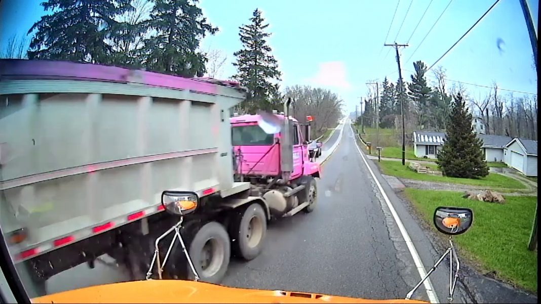 Momento de angustia en Ohio: Camión perdió los frenos y casi chocó a un autobús escolar repleto de niños