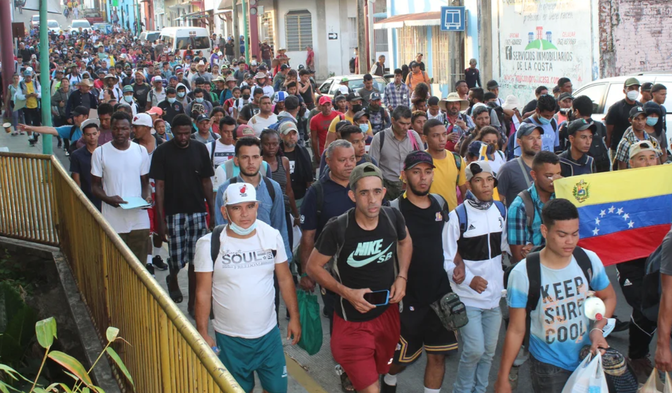 Caravana de migrantes, entre ellos venezolanos buscan llegar a la Ciudad de México