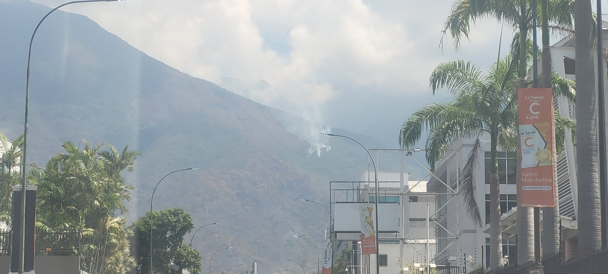 EN FOTOS: Continúan los incendios en El Ávila este #10Abr