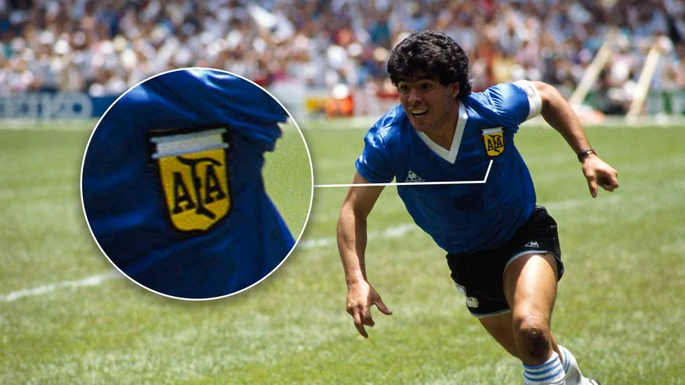 Los detalles en la camiseta de Maradona que podrían terminar con la polémica detrás de la millonaria subasta