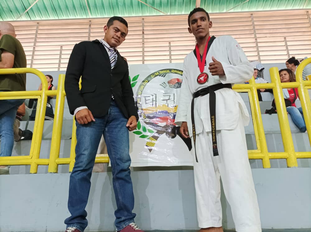 Sin respaldo, atletas apureños de taekwondo venden helados para costear gastos en competición