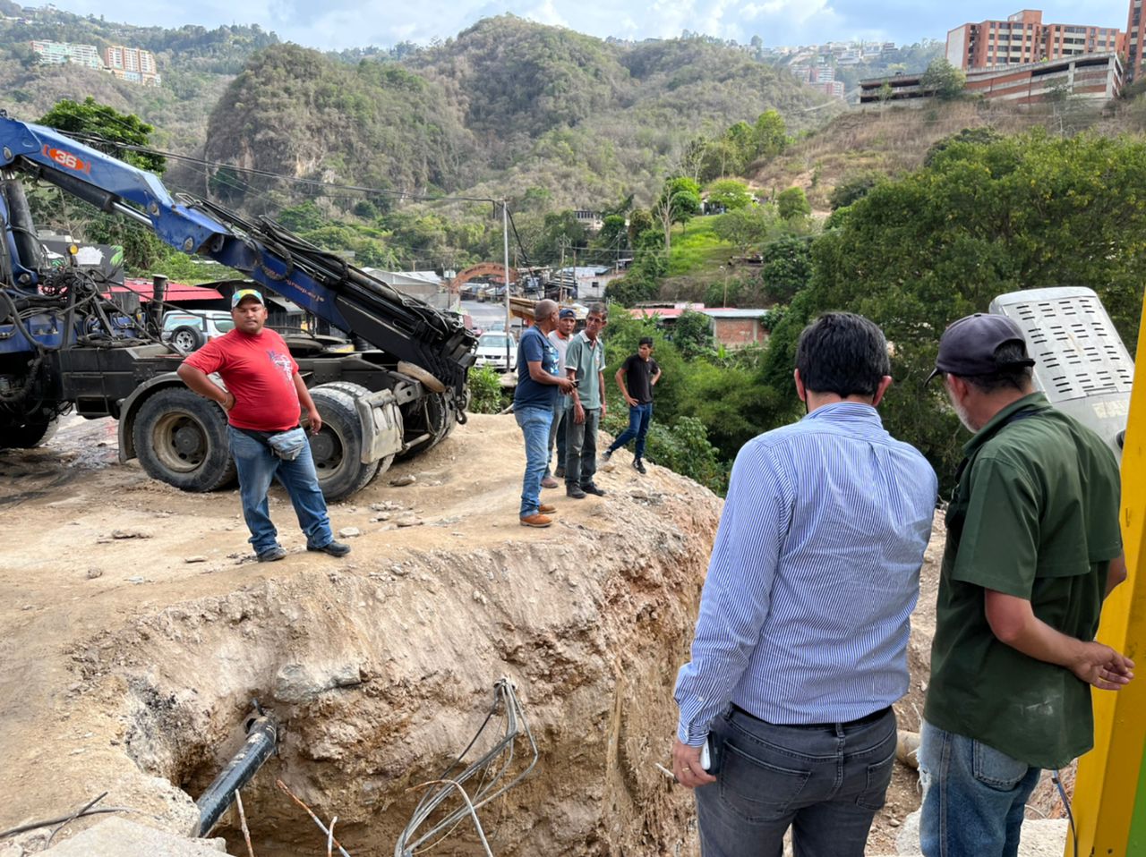 Concejal Luis Aguilar informó que continúan los trabajos para solventar la avería en la tubería de agua en La Guairita