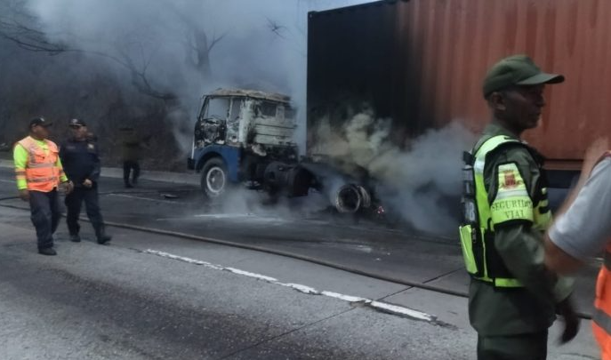 Gandola cargada de cauchos se incendió en la vía Puerto Cabello – Valencia