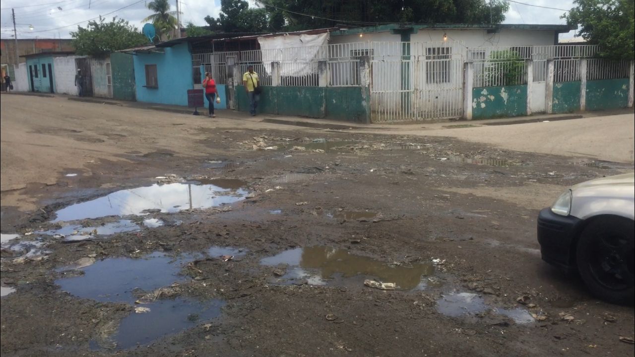 No hay diferencias entre los cráteres de La Luna y los del olvidado barrio Guaicaipuro en Bolívar