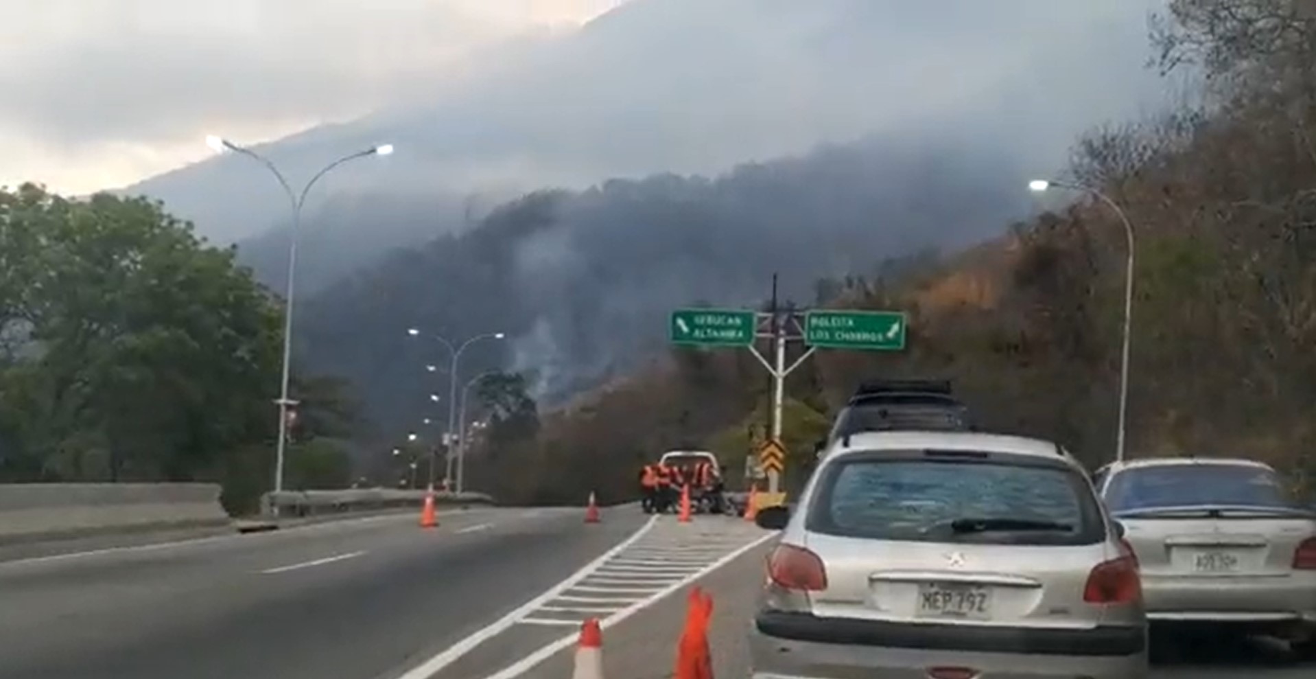 Inician exploración para realizar descargas de agua desde helicóptero para sofocar incendio en El Ávila #4Abr