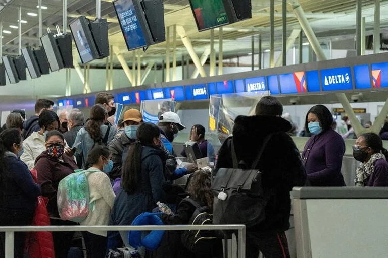 EEUU prorrogó la obligatoriedad del uso de mascarillas en el transporte público por aumento de contagios