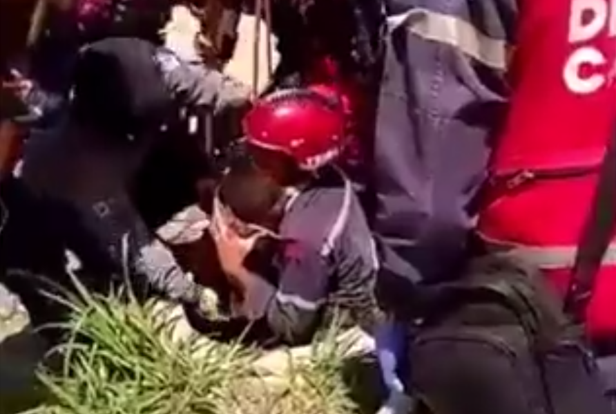 VIDEO: Así rescataron a pequeño niño que cayó dentro de profunda alcantarilla en Caracas