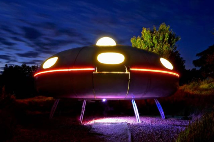 ¿Picnic al borde del camino? Campistas pasan la noche de sus vidas dentro de un Ovni (Fotos)