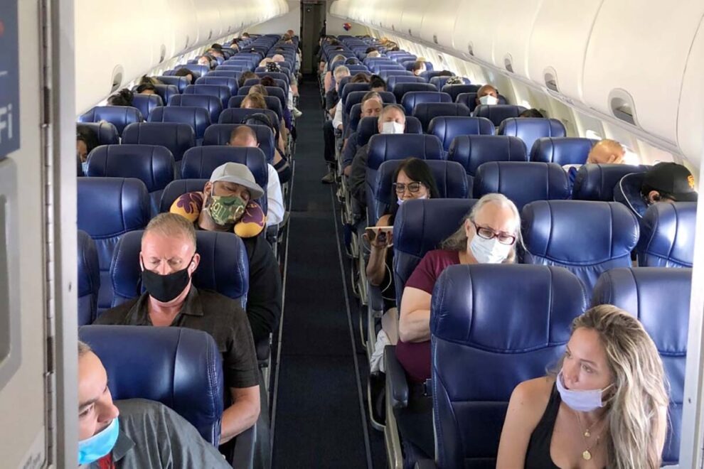 La Casa Blanca recomendó seguir usando mascarillas en los aviones