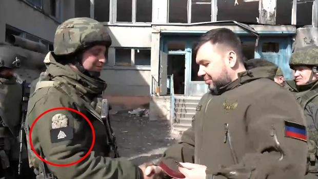 Un combatiente prorruso con insignias neonazis, condecorado con una medalla por matar “nazis” (FOTO Y VIDEO)