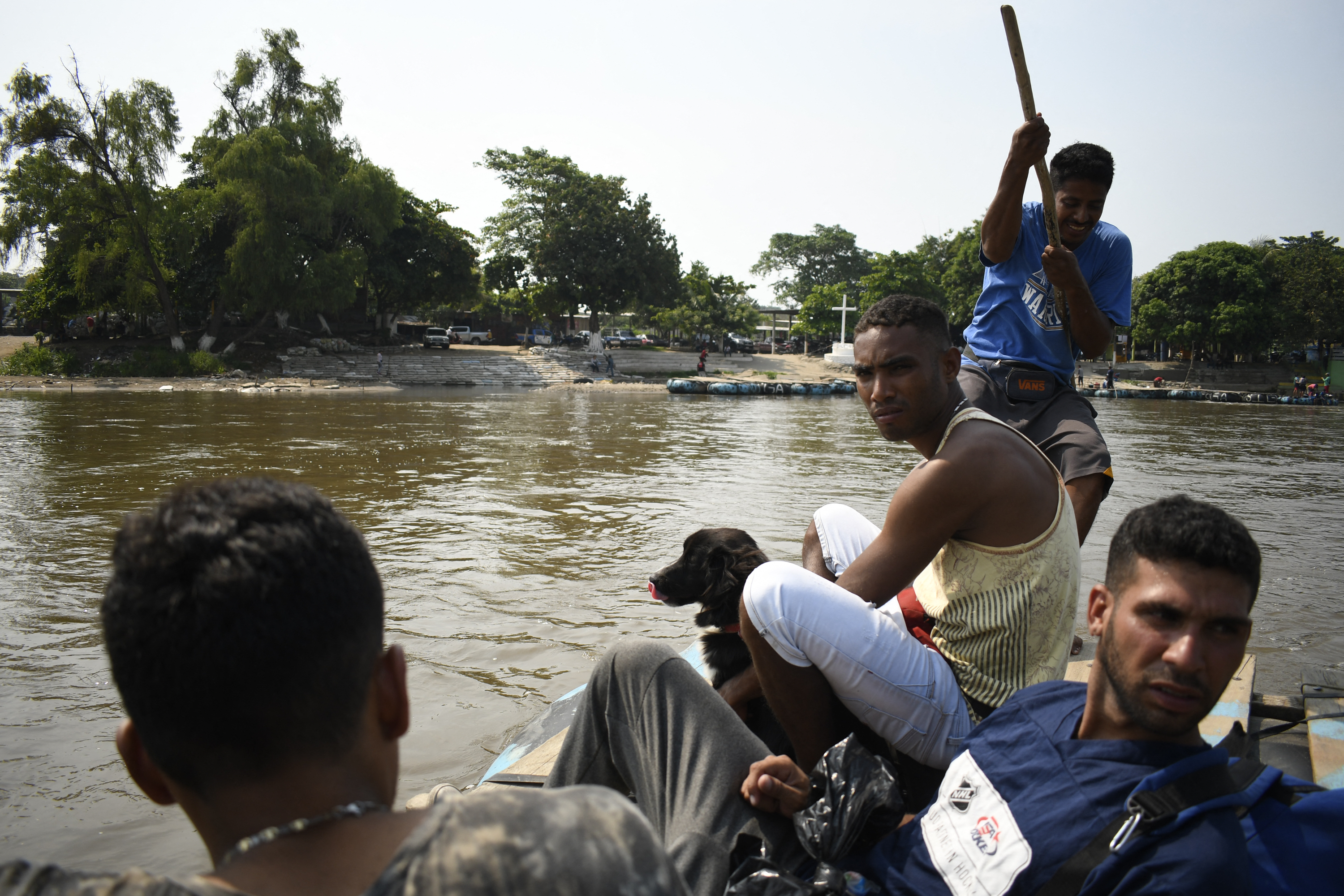 A pie, en balsa y con un perro, la travesía de un venezolano por ocho países para llegar a EEUU