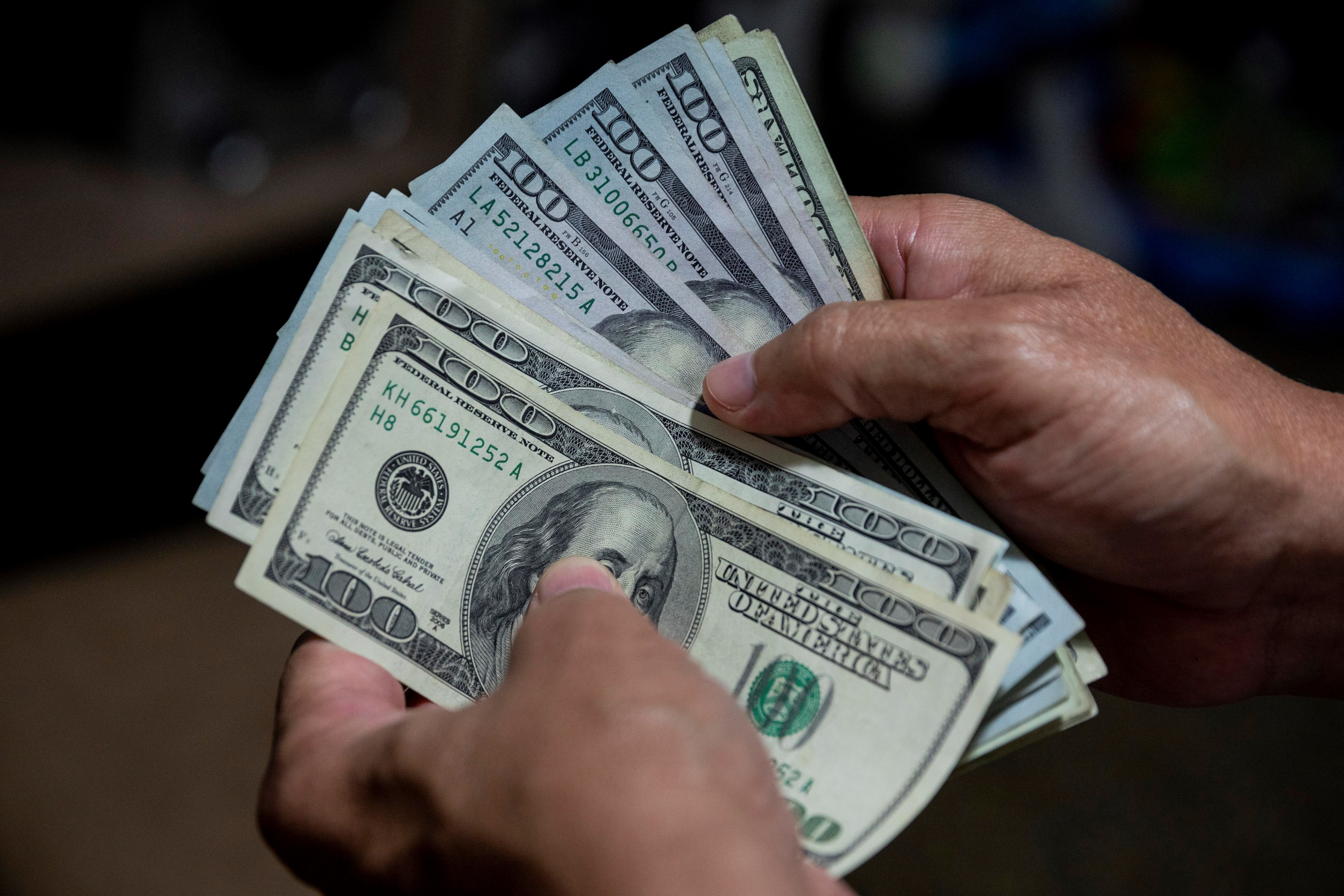 Dólar paralelo, hacia el infinito y más allá: con nuevo récord, superó la barrera de los nueve bolívares