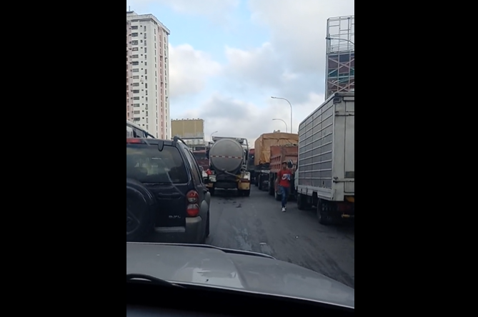 Denuncian caos en la Av. Francisco de Miranda a la altura de Buena Vista por bomba de gasoil #4May (Video)