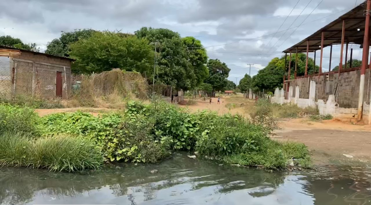 Entre agua podrida y calles rotas viven en el barrio Las Teodokildas de Bolívar