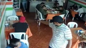 Imágenes sensibles: Asesinan a un hombre en un restaurante de Ecuador frente a cuatro militares