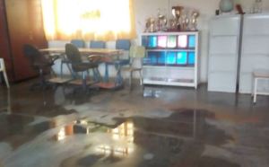 Suspendieron clases en escuela de Falcón por colapso del techo e inundaciones (Fotos)