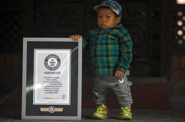 EN FOTOS: Dor Bahadur Khapangi, el joven de 18 años que solo mide 73 centímetros de altura