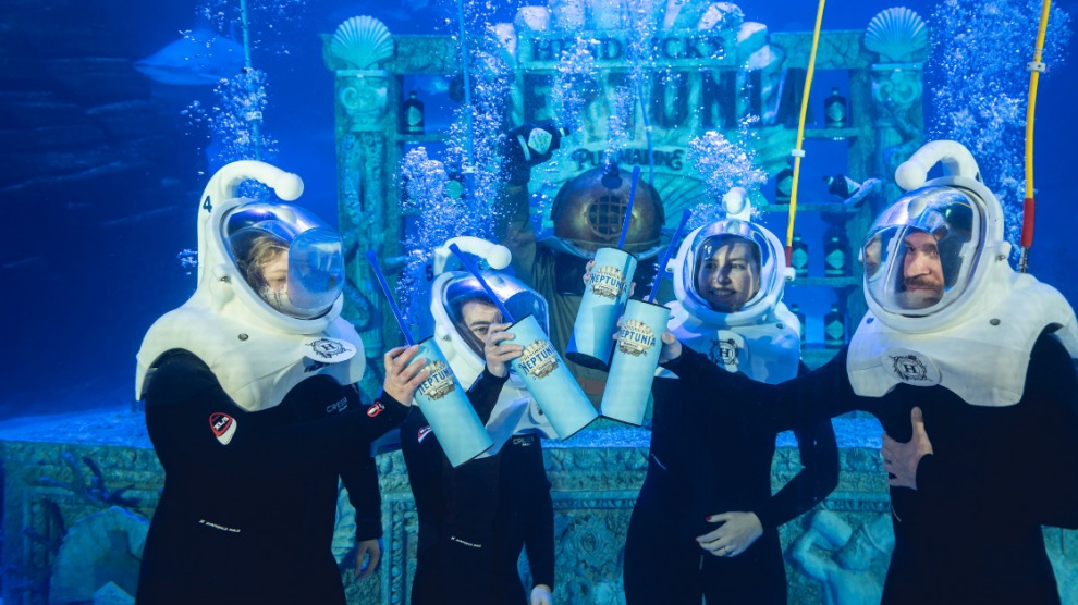 Así es el primer bar submarino del mundo: tomarse un gin tonic debajo del agua es posible