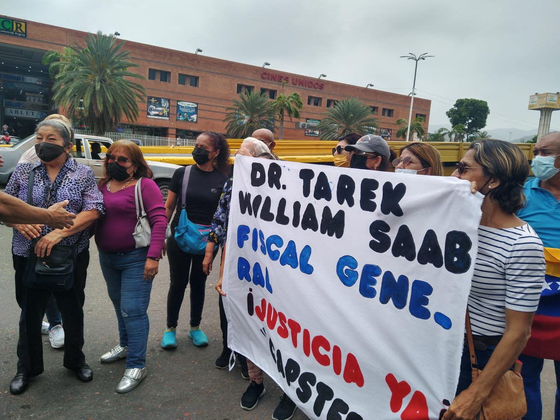 Exigen al chavismo que actúe contra invasores en un conjunto residencial en Barcelona (VIDEO)