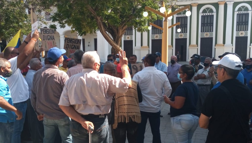 Abuelos zulianos, angustiados porque su pensión apenas les alcanza para “medio comer”