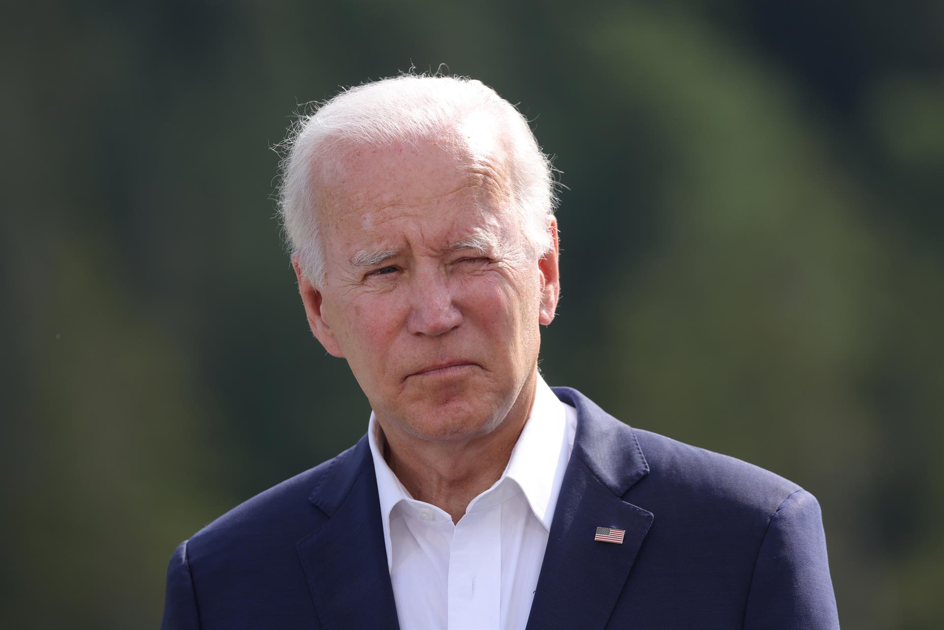 Biden no logra deshacerse del coronavirus: lleva más de dos semanas dando positivo