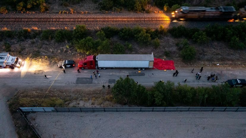 Hay al menos tres migrantes guatemaltecos hospitalizados por la tragedia en Texas