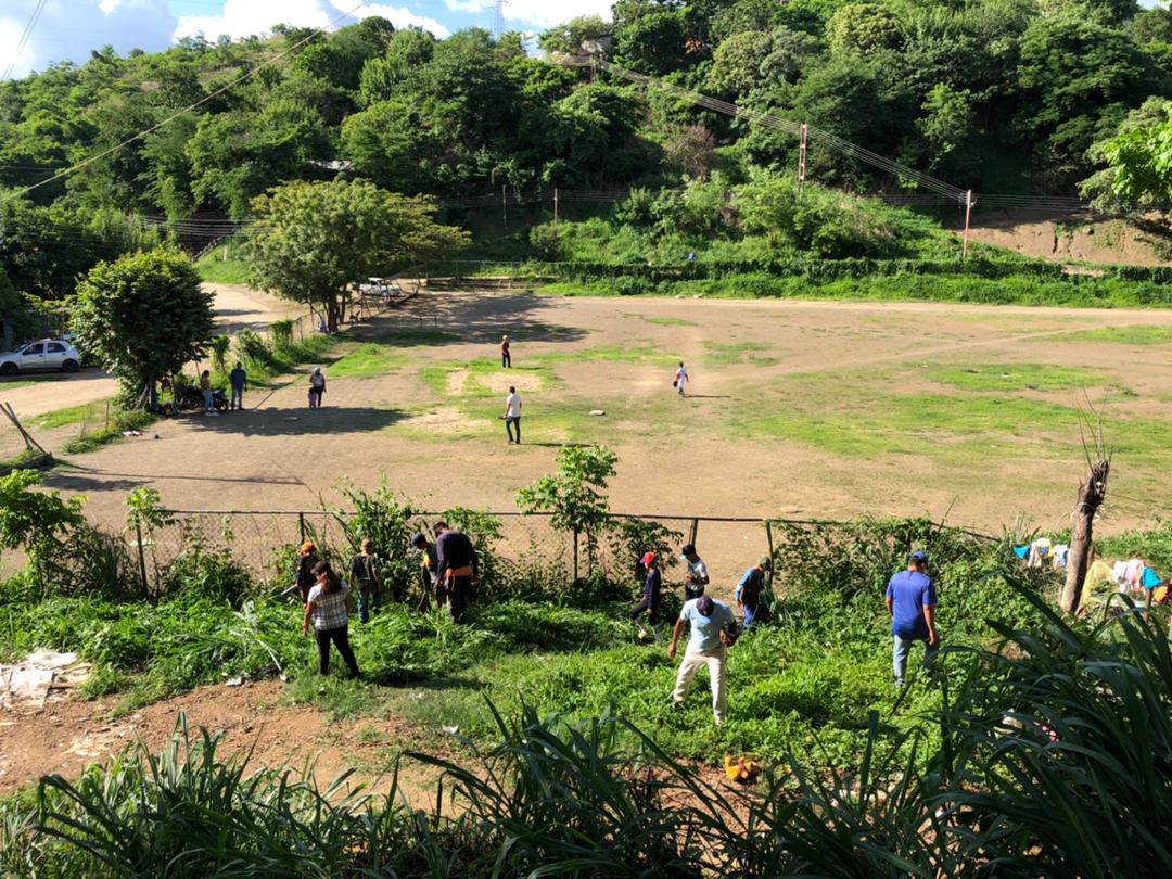 Guárico: Niños rescatados de la calle y el sueño de ser peloteros, trabado por un campo en mal estado (Imágenes)