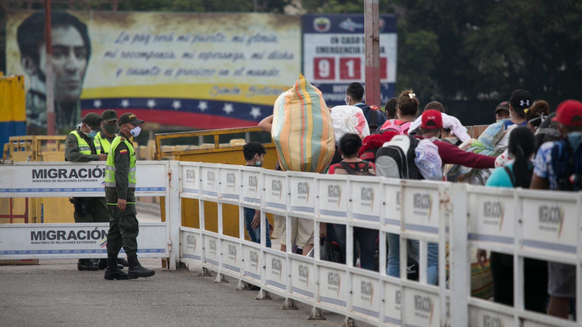 Venezolanos y colombianos esperan que se normalice el paso fronterizo