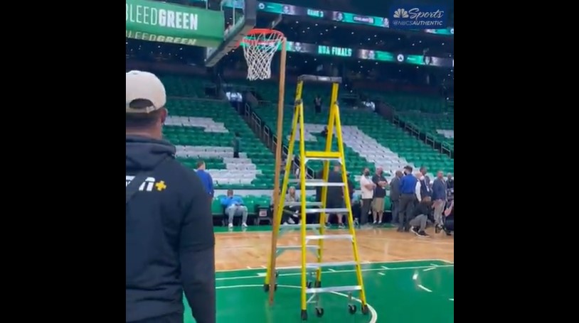 Polémica en la NBA: descubrieron una inesperada irregularidad en el aro de Boston Celtics