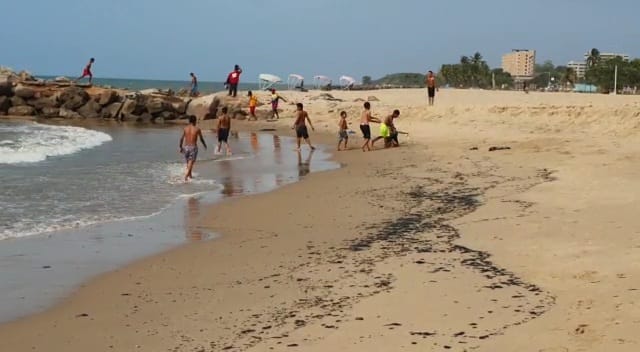 Las playas de Puerto Píritu se tiñeron de negro… ¡Otra vez! (FOTOS)