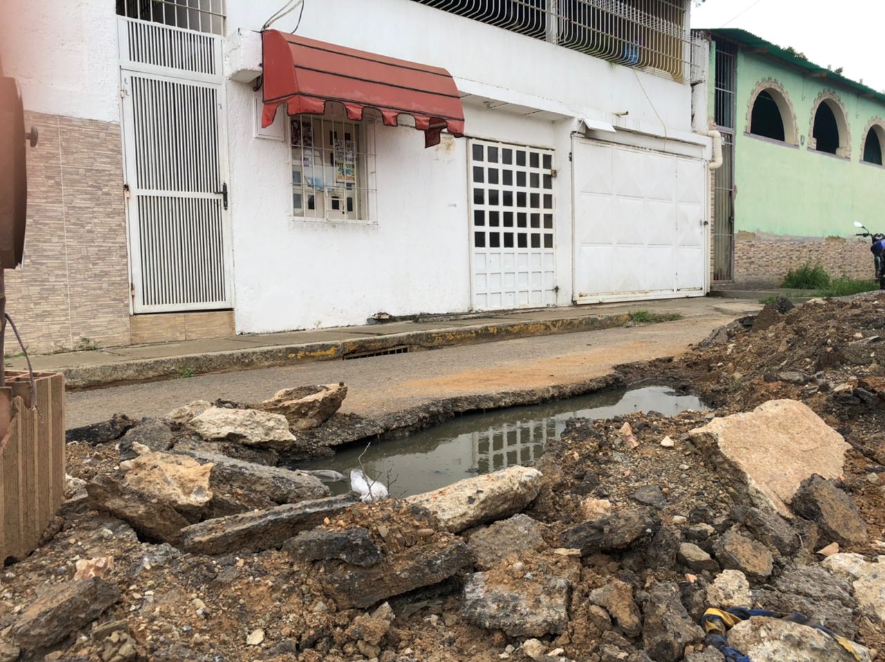 Fiebre, vómito y diarrea padecen los vecinos de Santa Rosa en Guárico por el colapso de cloacas