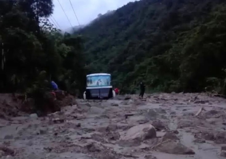 Un autobús quedó parcialmente tapiado en autopista de Táchira por derrumbe (FOTOS)