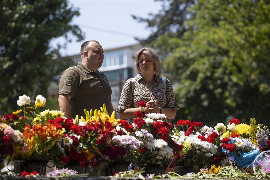 Ucranianos se aferran a la esperanza tras ataques rusos: “No pongas flores a mi hija porque la voy a encontrar viva” (FOTOS)