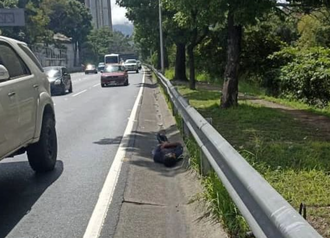 Paramédicos esperaban recoger un cadáver en el hombrillo de la vía… se llevaron una sorpresa