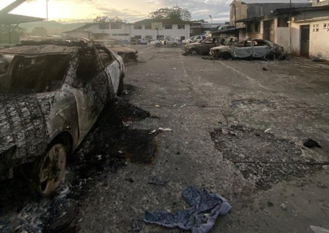 Al menos 18 vehículos resultaron calcinados en incendio de una base de Policía de Ecuador (VIDEO)