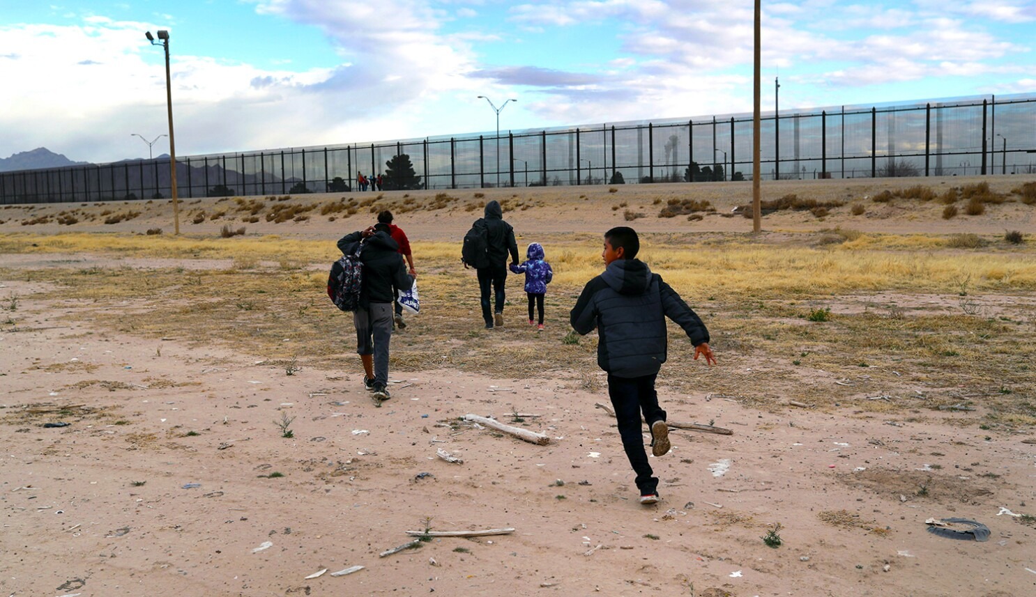 Coyotes con licencia de camionero: Así operan los que transportan migrantes como “saco de papas”