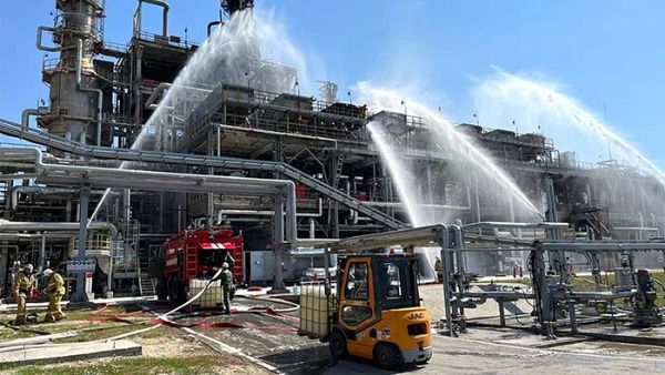 Autoridades rusas sospechan que ataque con dron provocó incendio cerca de la frontera con Ucrania