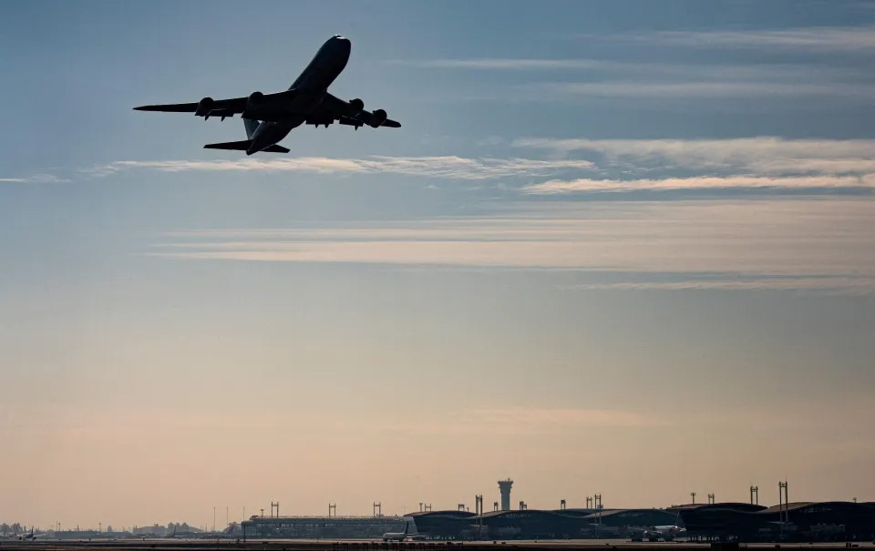 VIRAL: Pasajera de avión salta sobre fila de viajeros para llegar a su asiento y alborota las redes (VIDEO)