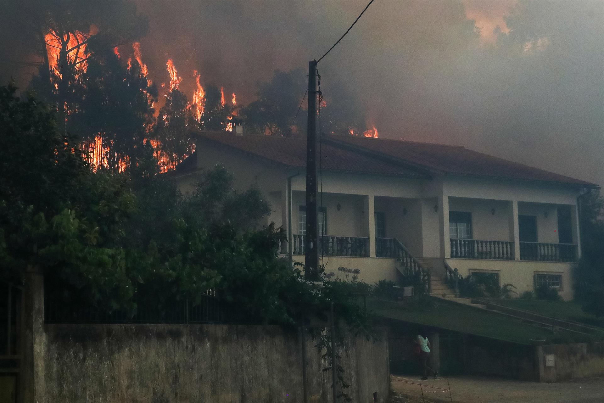 Fuego y temperaturas mantienen en alerta roja el interior de Portugal