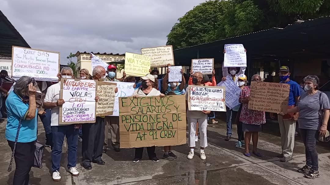 Trabajadores de la salud rechazan “bono” de uniformes chavista: “No alcanza ni para un par de trenzas”