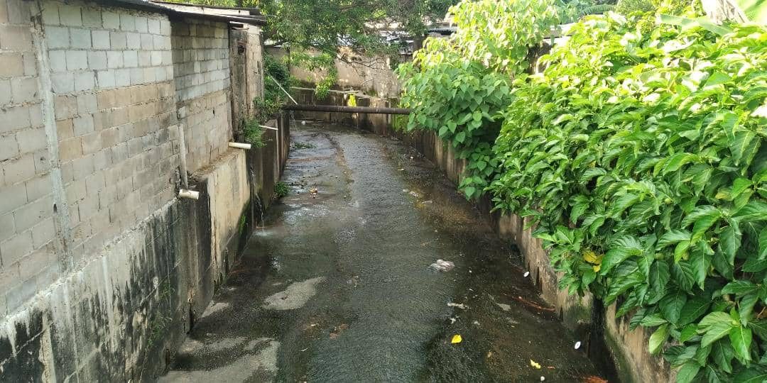 Un desagüe de cloacas pone en riesgo la salud de habitantes de un barrio en Bolívar