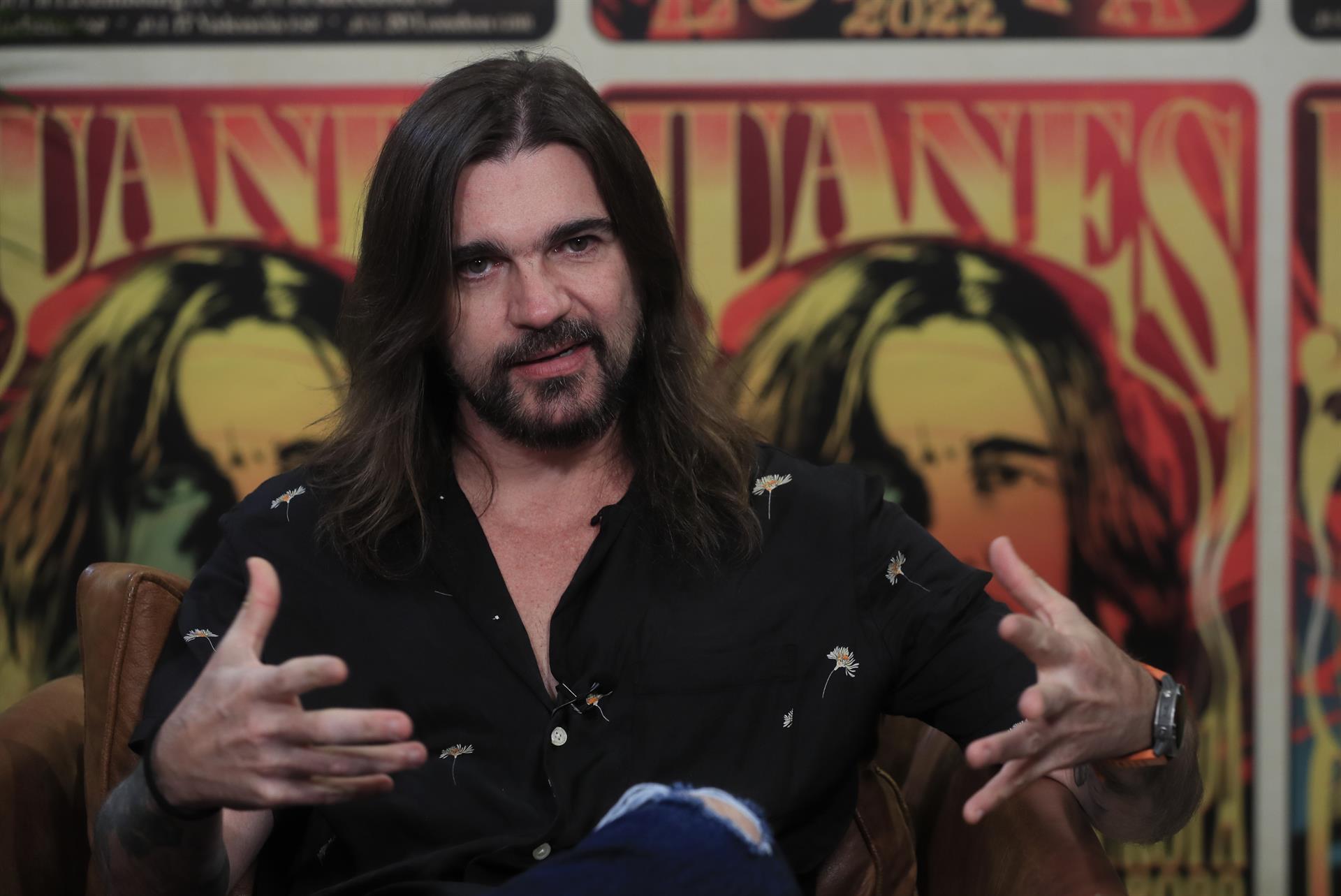 Juanes cambia “la camisa negra” por la “roja” y se declara optimista por la victoria de Petro en Colombia