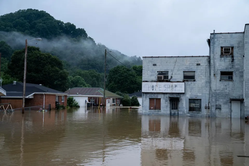 Inundaciones en Kentucky: Corrió junto a su perro para refugiarse más de cinco horas en el techo de su hogar (VIDEO)