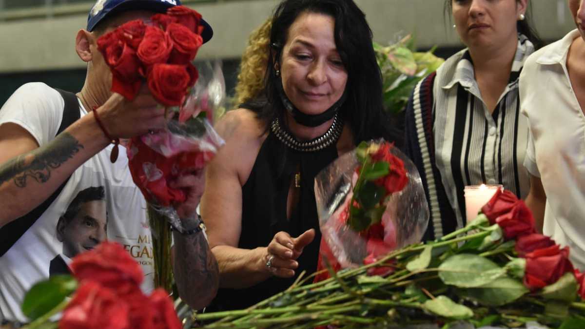 Un gran amor: este es el último adiós, entre rosas rojas, de Olga Lucía Ardila al “Rey del Despecho”