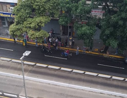 Edificio en la avenida Fuerzas Armadas, víctima de invasores respaldados por los colectivos chavistas (FOTOS)